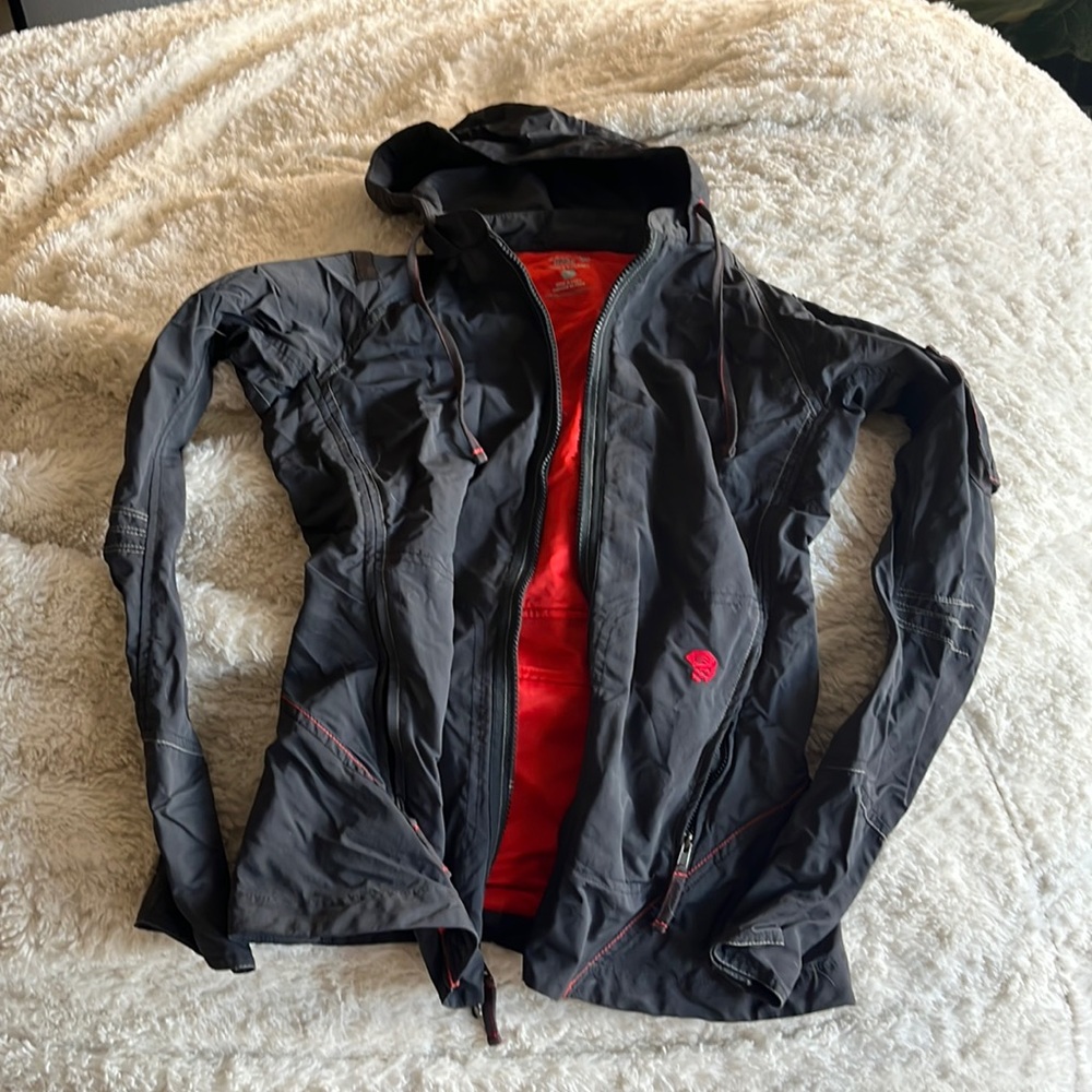 Super cute size 4 lightweight mountain hardware women’s jacket
